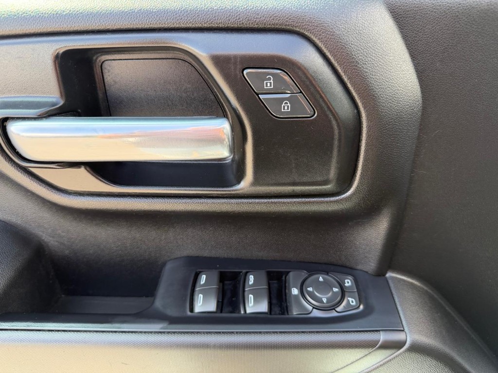 Chevrolet Silverado 1500 Vehicle Full-screen Gallery Image 39