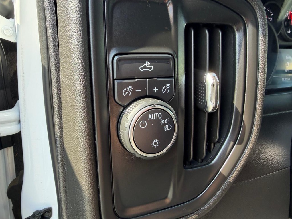 Chevrolet Silverado 1500 Vehicle Full-screen Gallery Image 40