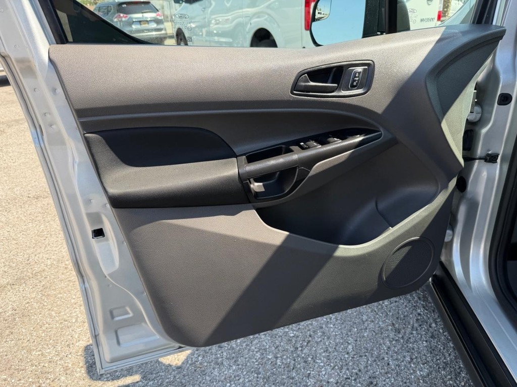 Ford Transit Connect Vehicle Full-screen Gallery Image 15