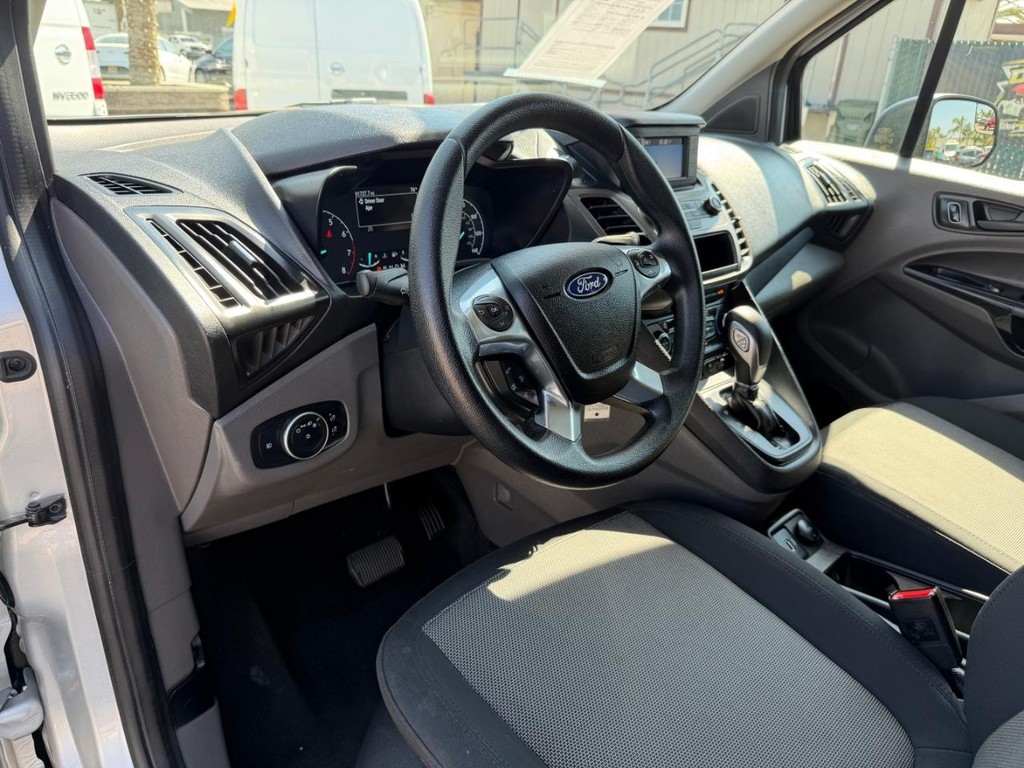 Ford Transit Connect Vehicle Full-screen Gallery Image 16