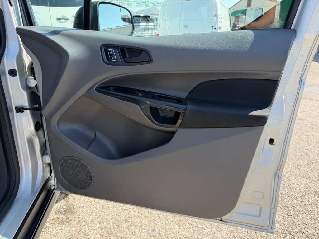 Ford Transit Connect Vehicle Full-screen Gallery Image 19