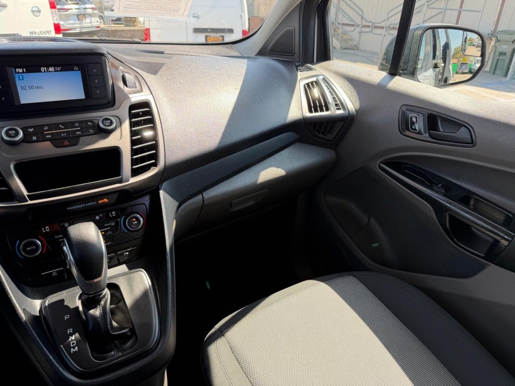 Ford Transit Connect Vehicle Full-screen Gallery Image 26