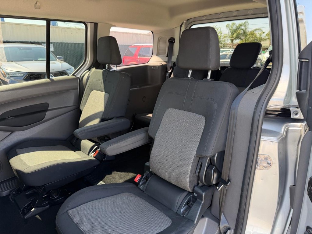 Ford Transit Connect Vehicle Full-screen Gallery Image 35