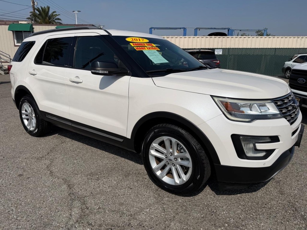 Ford Explorer Vehicle Full-screen Gallery Image 03