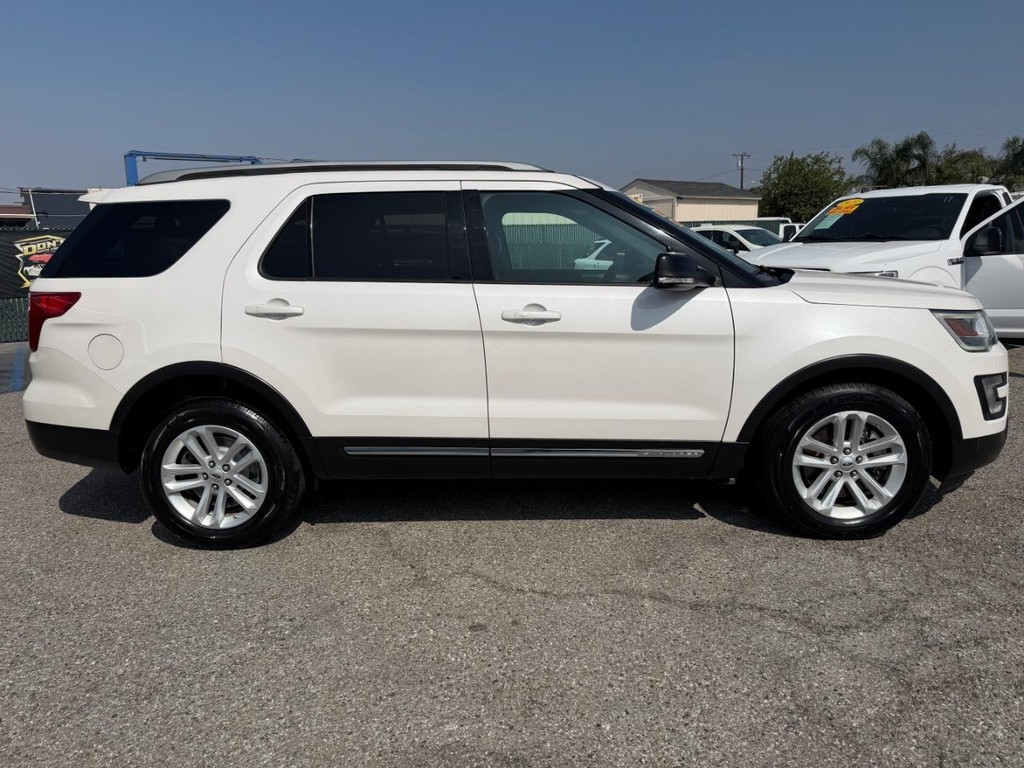 Ford Explorer Vehicle Full-screen Gallery Image 05