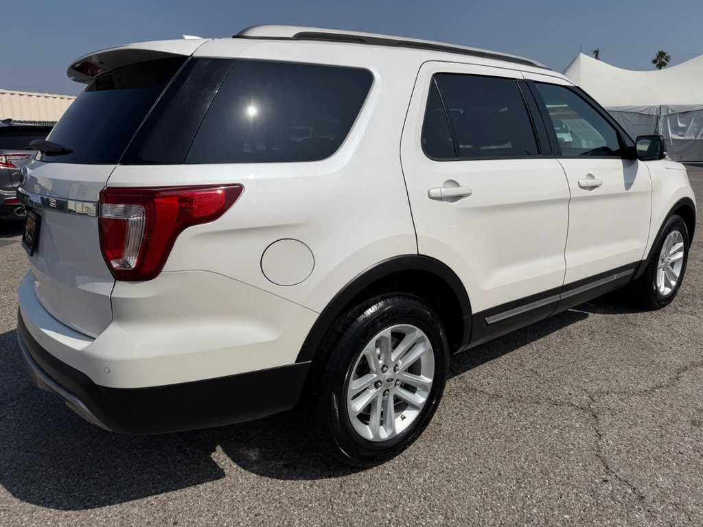 Ford Explorer Vehicle Full-screen Gallery Image 06