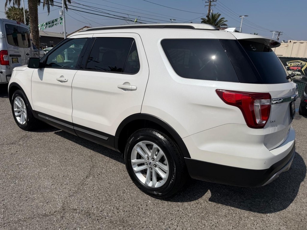Ford Explorer Vehicle Full-screen Gallery Image 09