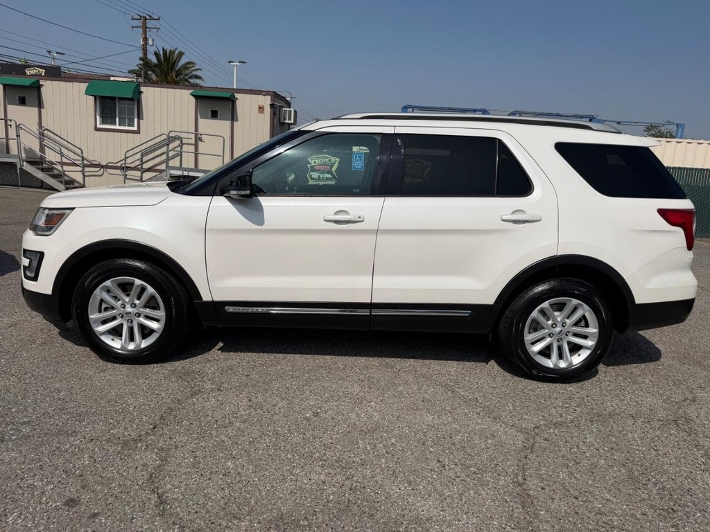Ford Explorer Vehicle Full-screen Gallery Image 11