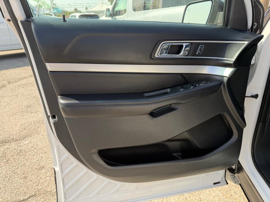 Ford Explorer Vehicle Full-screen Gallery Image 15