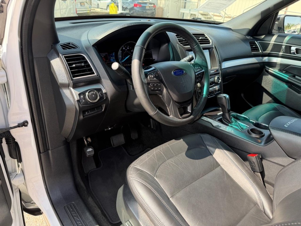 Ford Explorer Vehicle Full-screen Gallery Image 16
