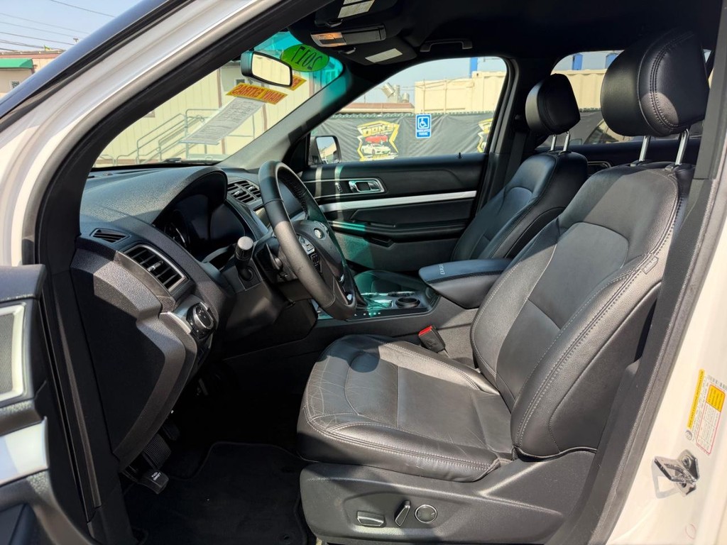 Ford Explorer Vehicle Full-screen Gallery Image 17