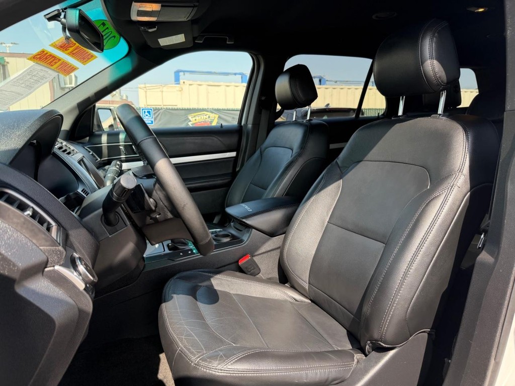 Ford Explorer Vehicle Full-screen Gallery Image 18