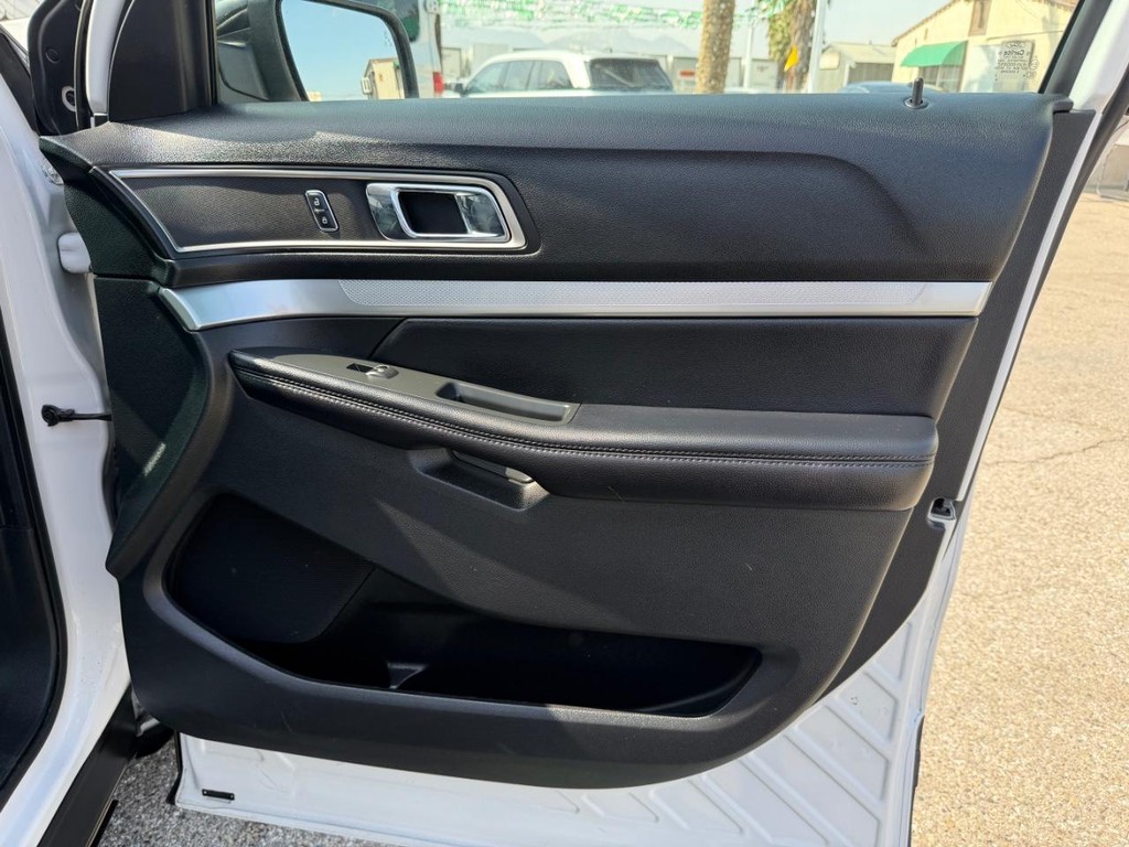 Ford Explorer Vehicle Full-screen Gallery Image 19