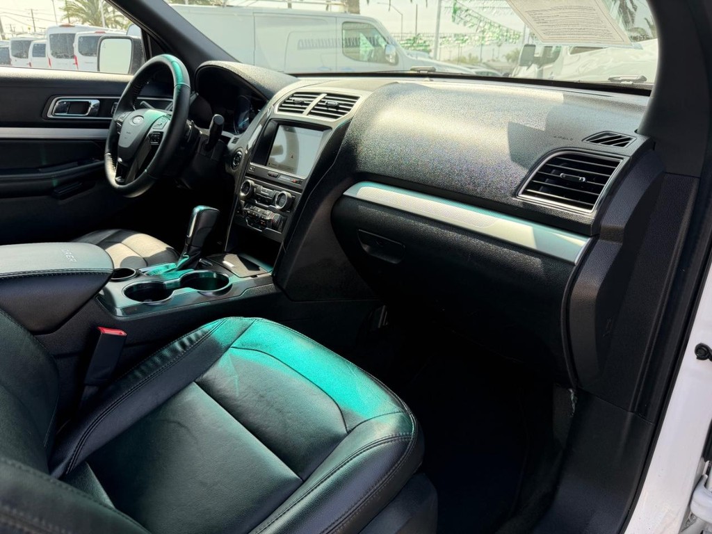 Ford Explorer Vehicle Full-screen Gallery Image 20