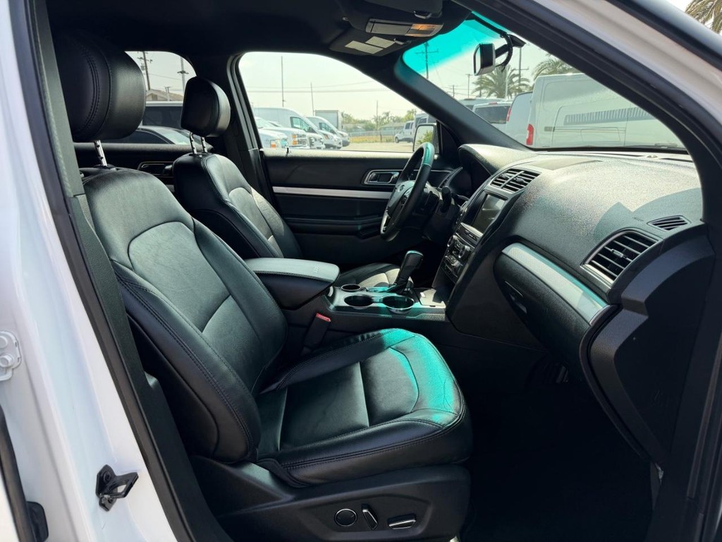 Ford Explorer Vehicle Full-screen Gallery Image 21