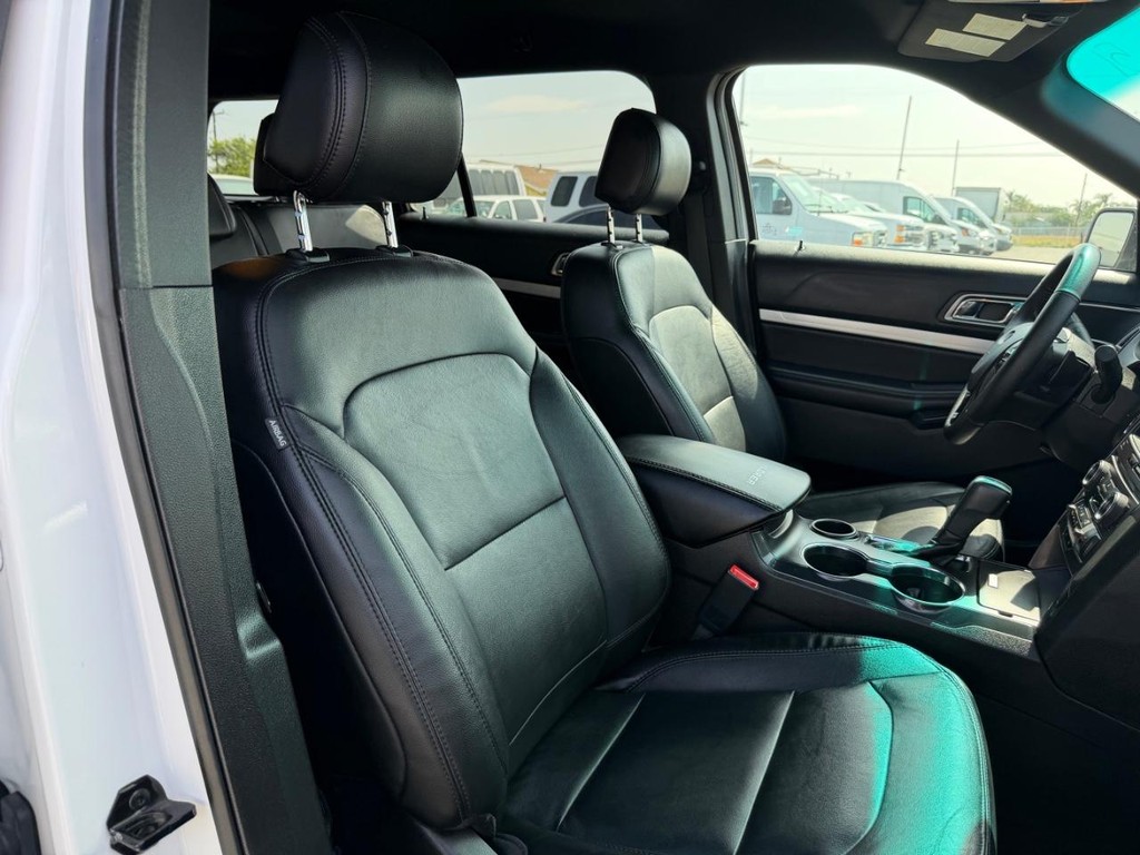 Ford Explorer Vehicle Full-screen Gallery Image 22
