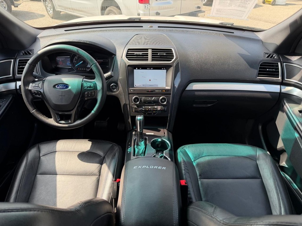 Ford Explorer Vehicle Full-screen Gallery Image 23