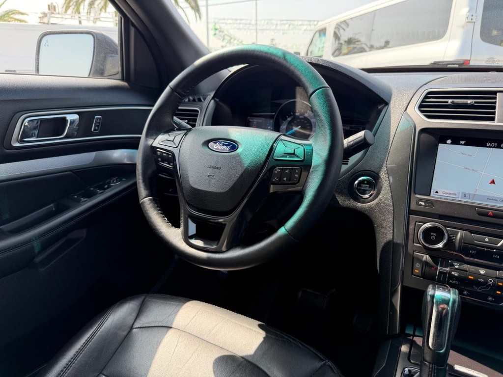 Ford Explorer Vehicle Full-screen Gallery Image 24