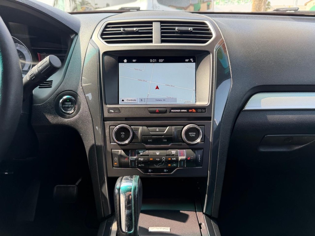 Ford Explorer Vehicle Full-screen Gallery Image 25