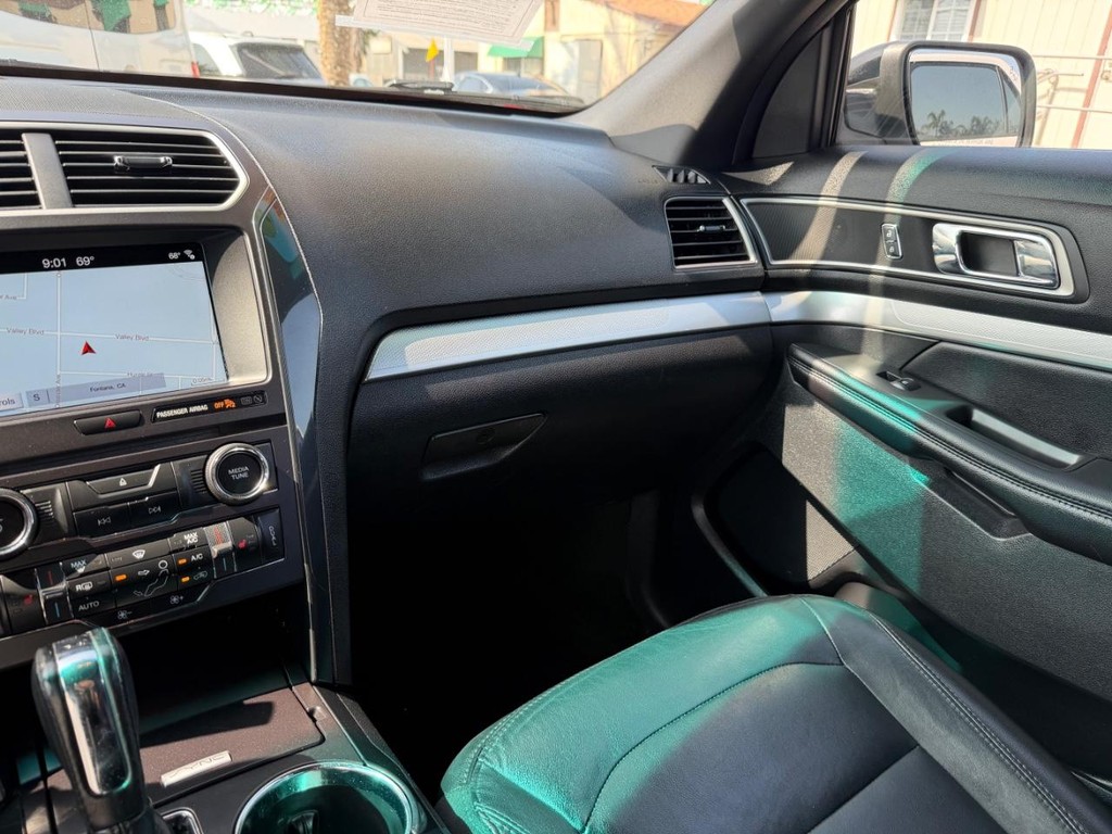 Ford Explorer Vehicle Full-screen Gallery Image 26