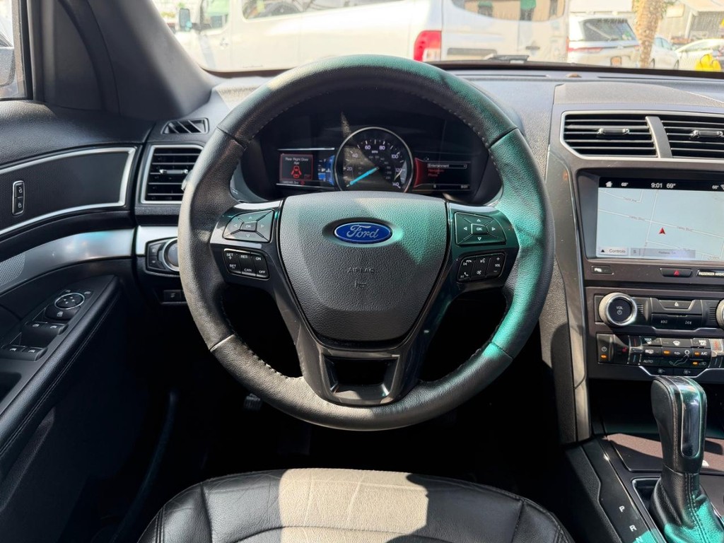 Ford Explorer Vehicle Full-screen Gallery Image 27