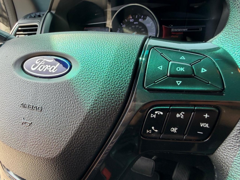 Ford Explorer Vehicle Full-screen Gallery Image 29