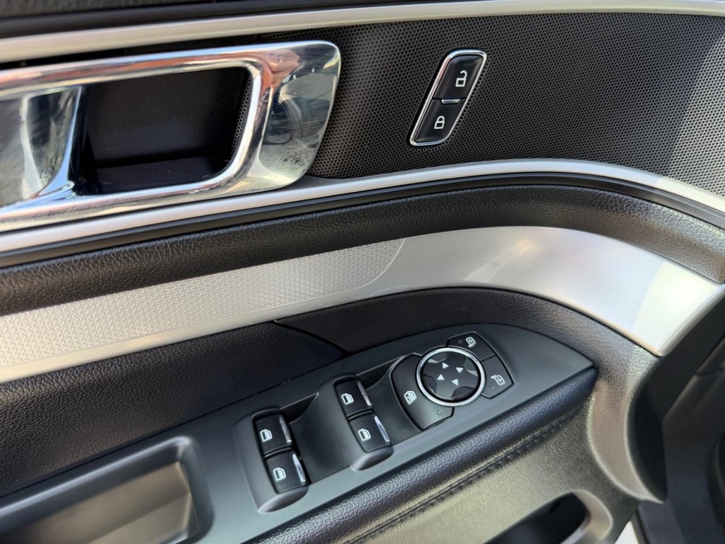 Ford Explorer Vehicle Full-screen Gallery Image 31