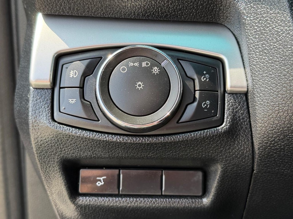 Ford Explorer Vehicle Full-screen Gallery Image 32