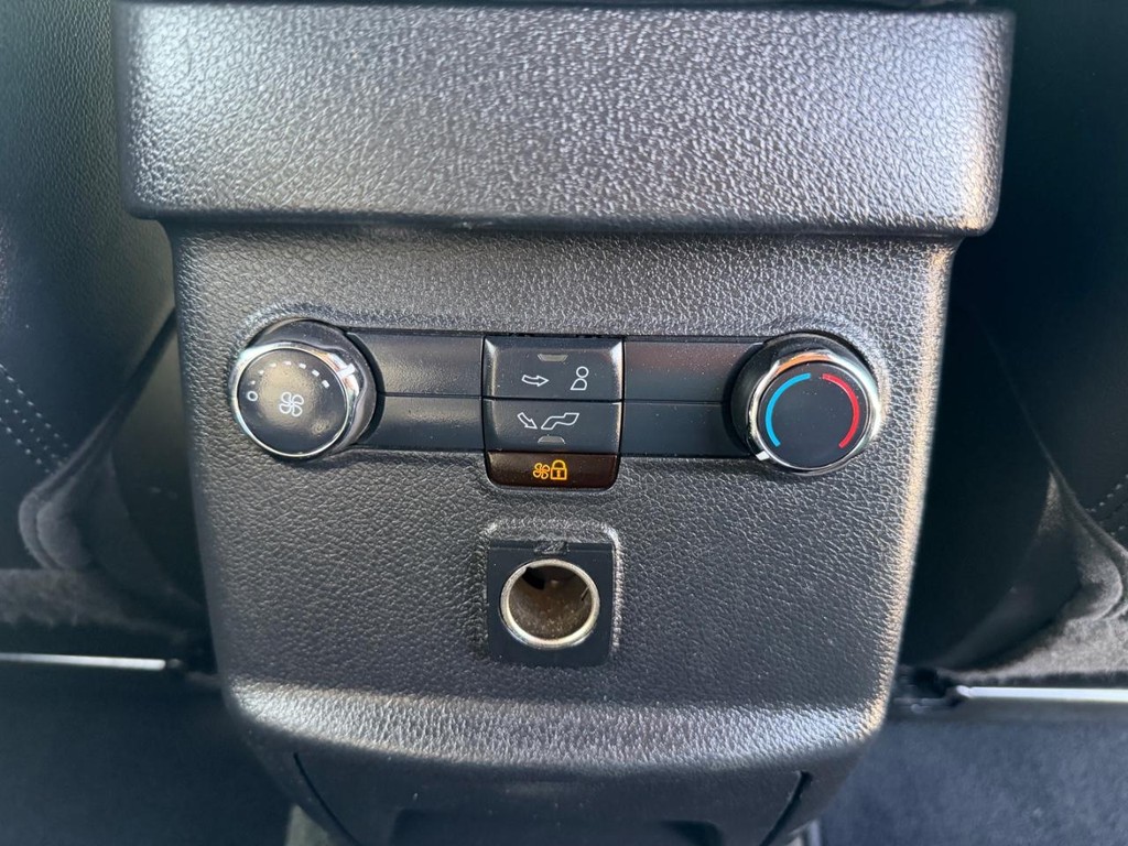 Ford Explorer Vehicle Full-screen Gallery Image 35