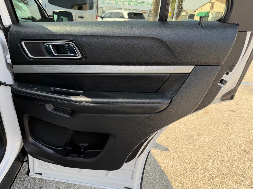 Ford Explorer Vehicle Full-screen Gallery Image 36