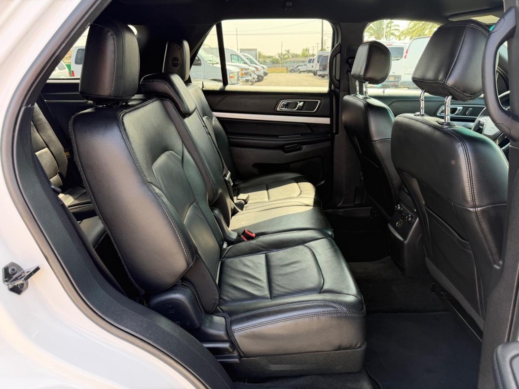 Ford Explorer Vehicle Full-screen Gallery Image 37