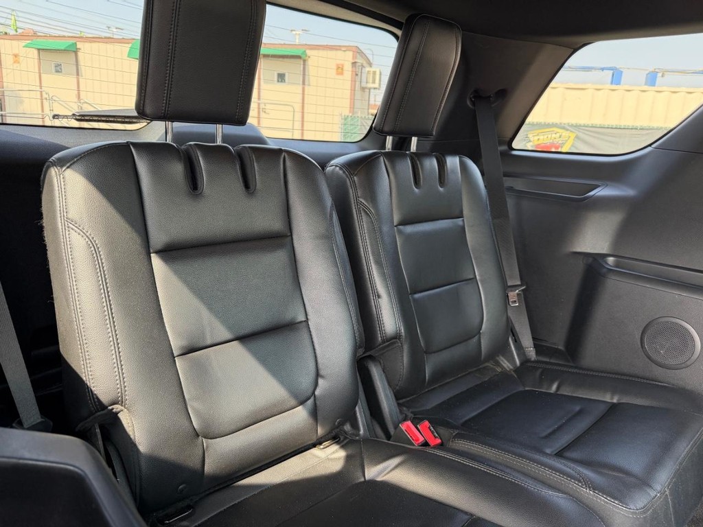 Ford Explorer Vehicle Full-screen Gallery Image 38