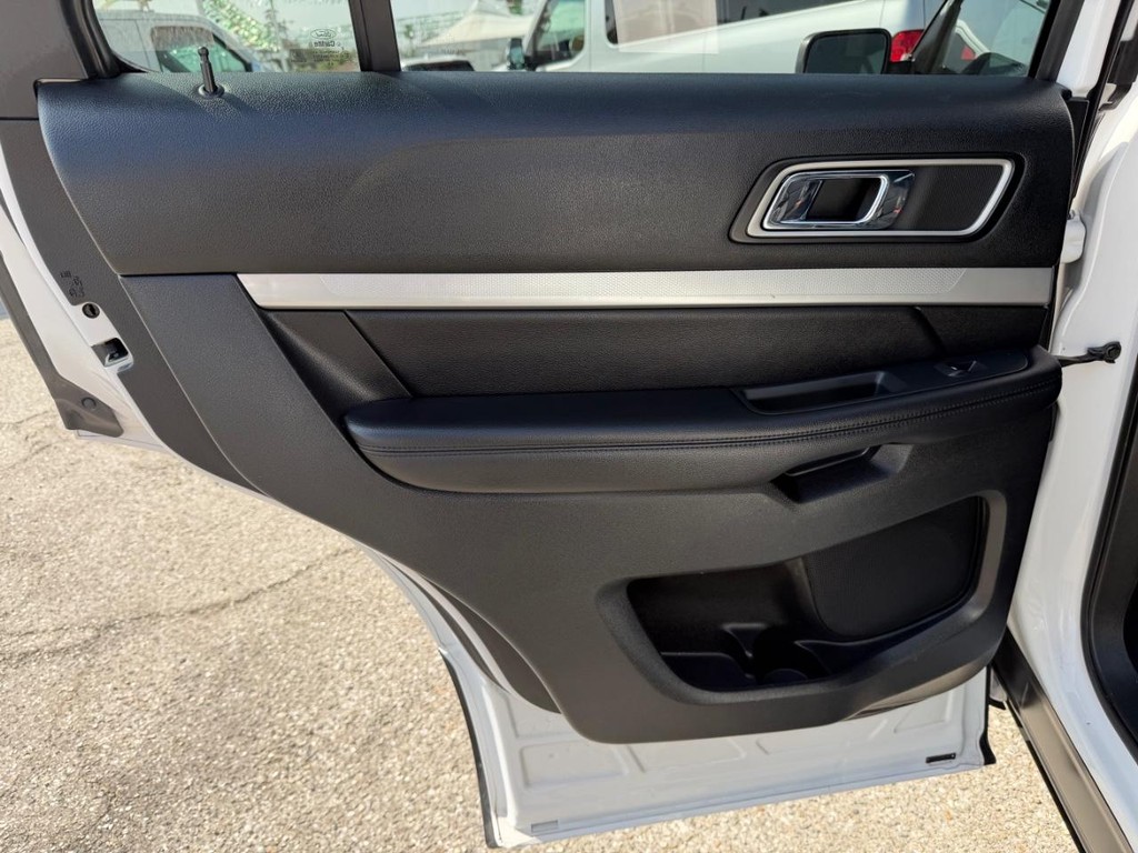 Ford Explorer Vehicle Full-screen Gallery Image 39
