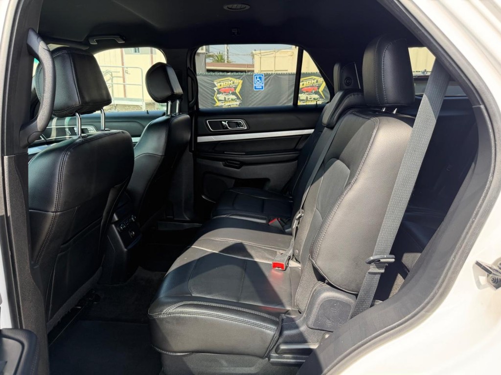 Ford Explorer Vehicle Full-screen Gallery Image 40