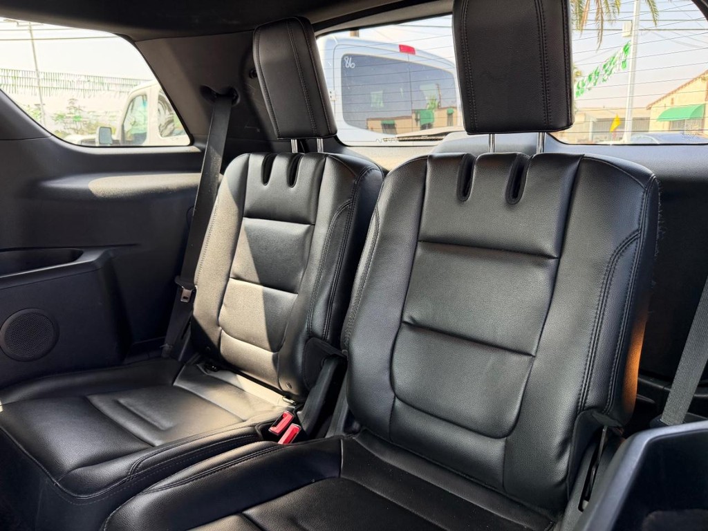 Ford Explorer Vehicle Full-screen Gallery Image 41