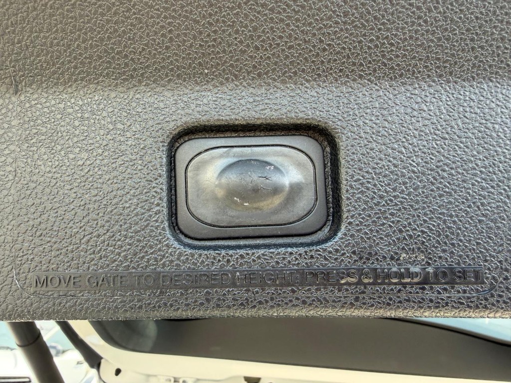 Ford Explorer Vehicle Full-screen Gallery Image 45