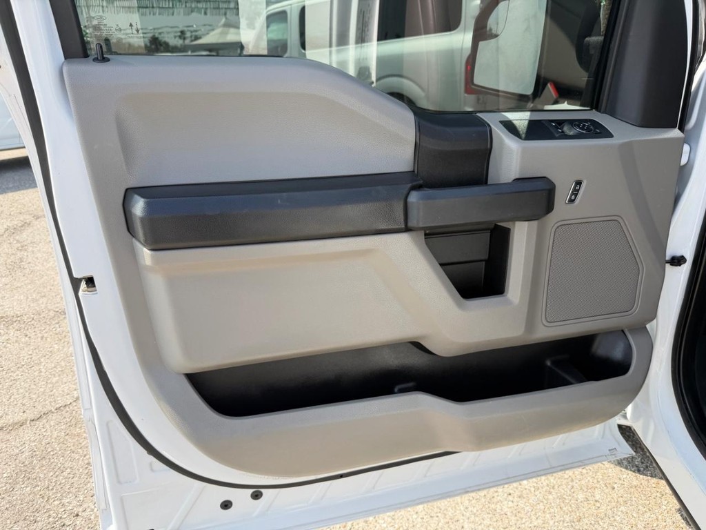 Ford F-150 Vehicle Full-screen Gallery Image 15