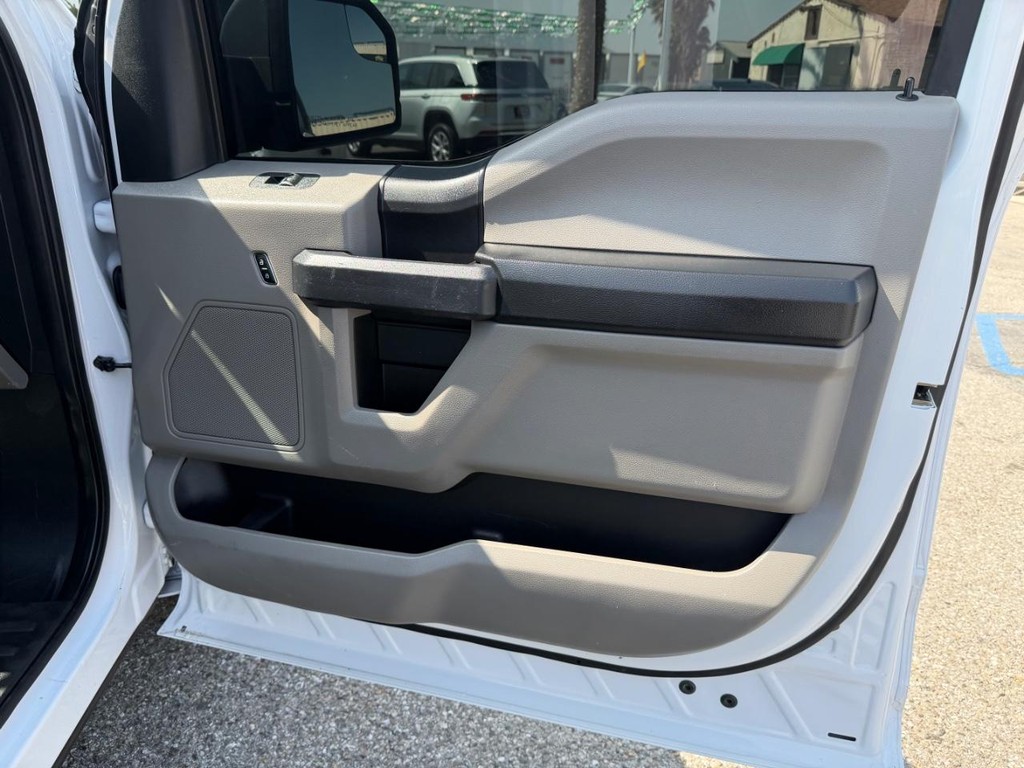 Ford F-150 Vehicle Full-screen Gallery Image 17