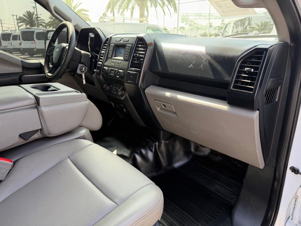 Ford F-150 Vehicle Full-screen Gallery Image 18