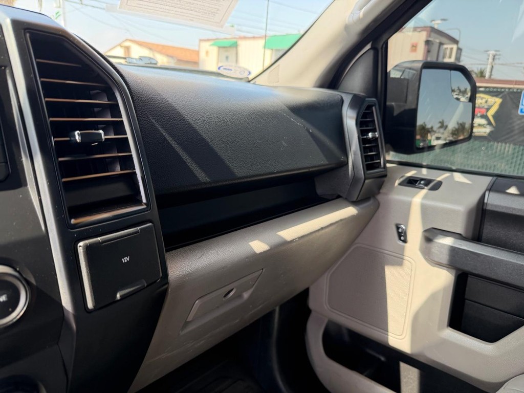 Ford F-150 Vehicle Full-screen Gallery Image 21