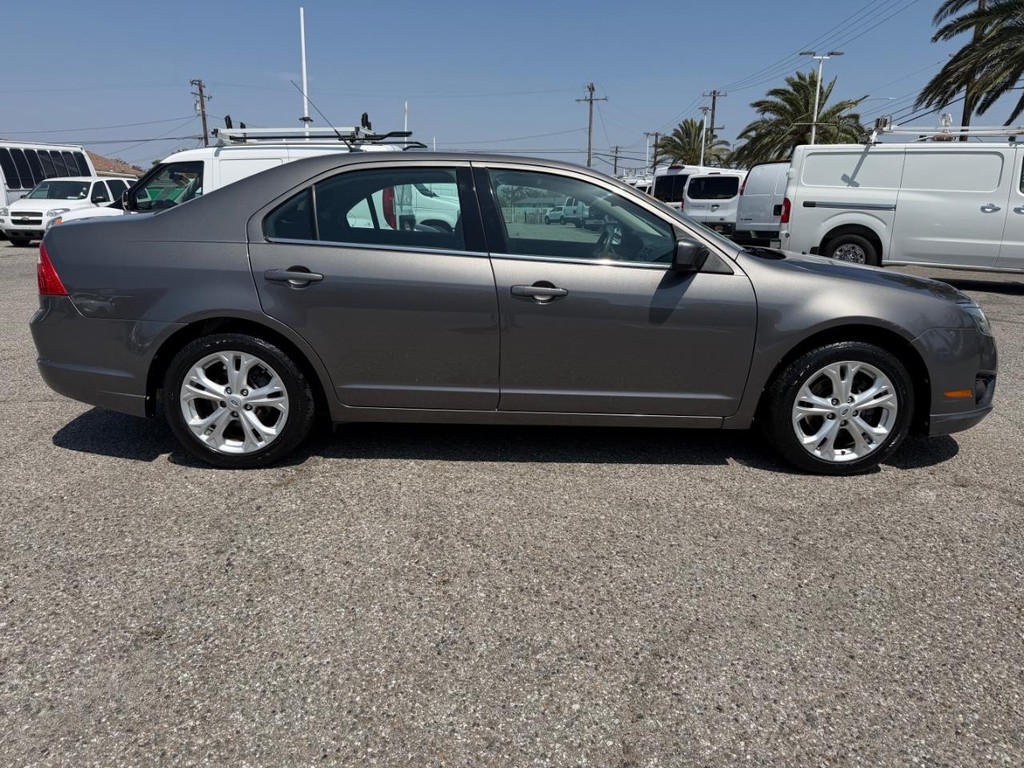 Ford Fusion Vehicle Full-screen Gallery Image 05