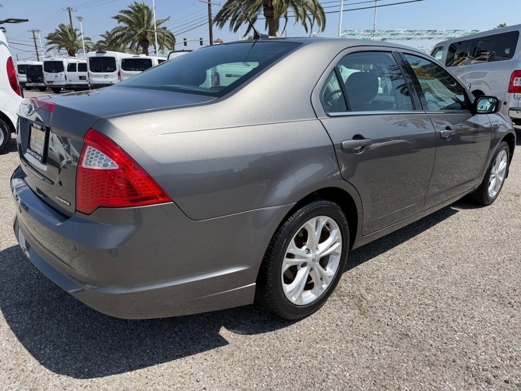 Ford Fusion Vehicle Full-screen Gallery Image 06
