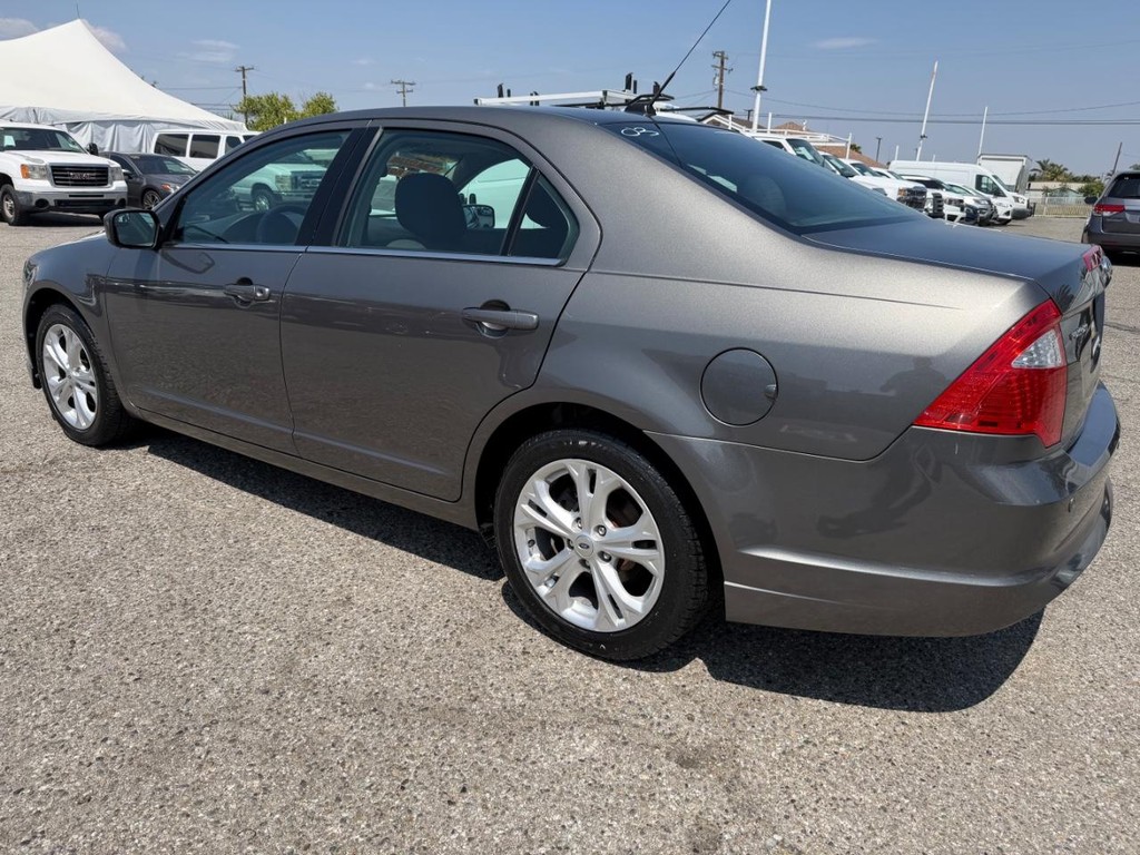 Ford Fusion Vehicle Full-screen Gallery Image 09