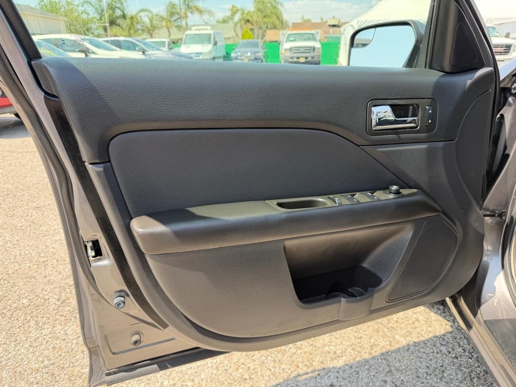 Ford Fusion Vehicle Full-screen Gallery Image 15