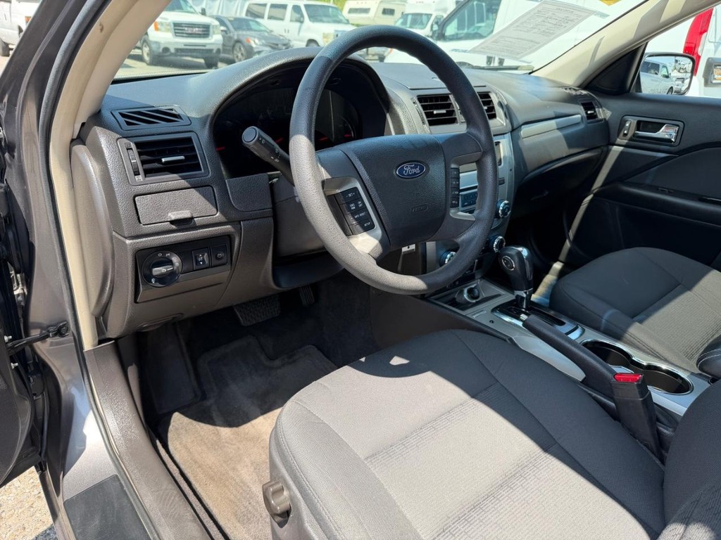 Ford Fusion Vehicle Full-screen Gallery Image 16