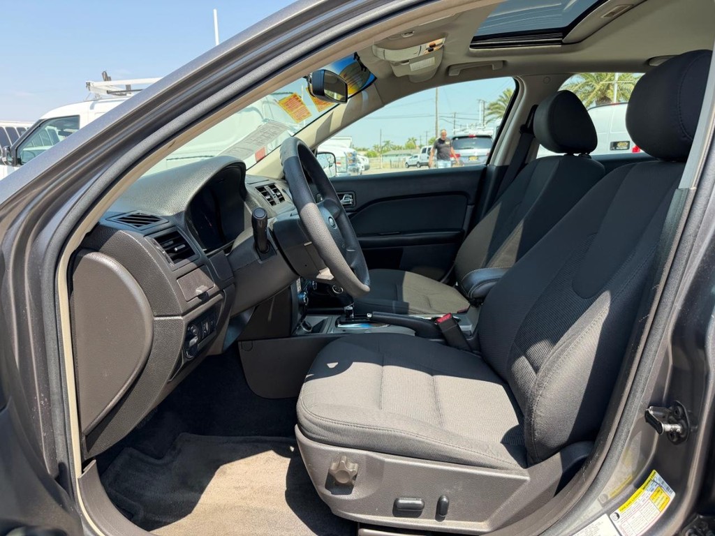 Ford Fusion Vehicle Full-screen Gallery Image 17
