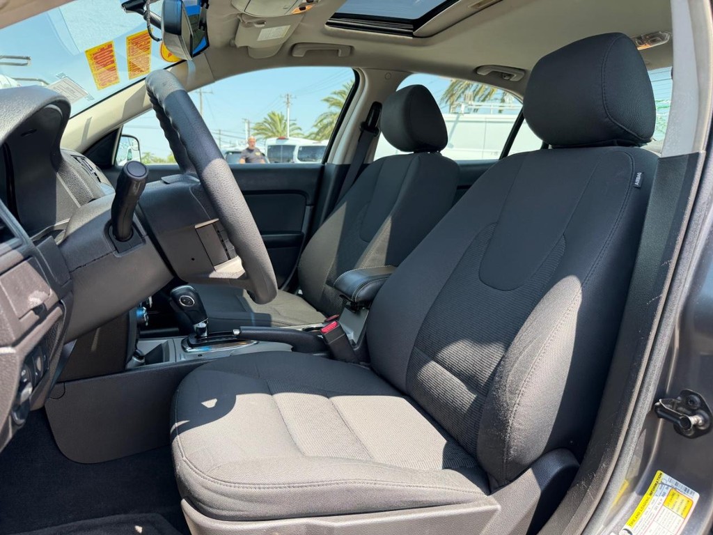 Ford Fusion Vehicle Full-screen Gallery Image 18