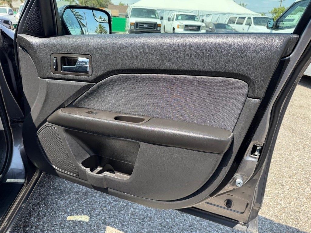 Ford Fusion Vehicle Full-screen Gallery Image 19