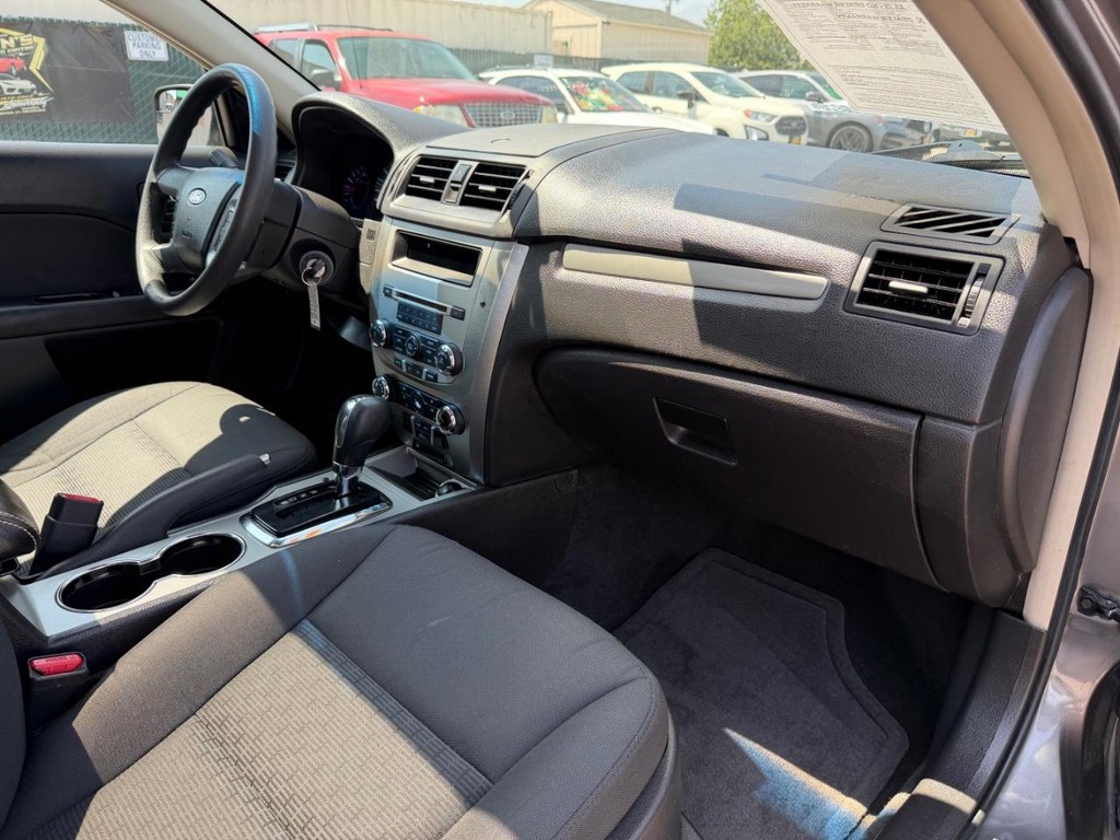 Ford Fusion Vehicle Full-screen Gallery Image 20