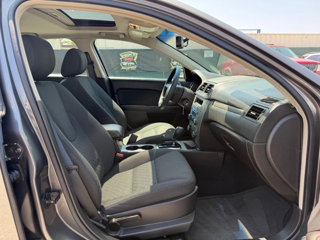 Ford Fusion Vehicle Full-screen Gallery Image 21